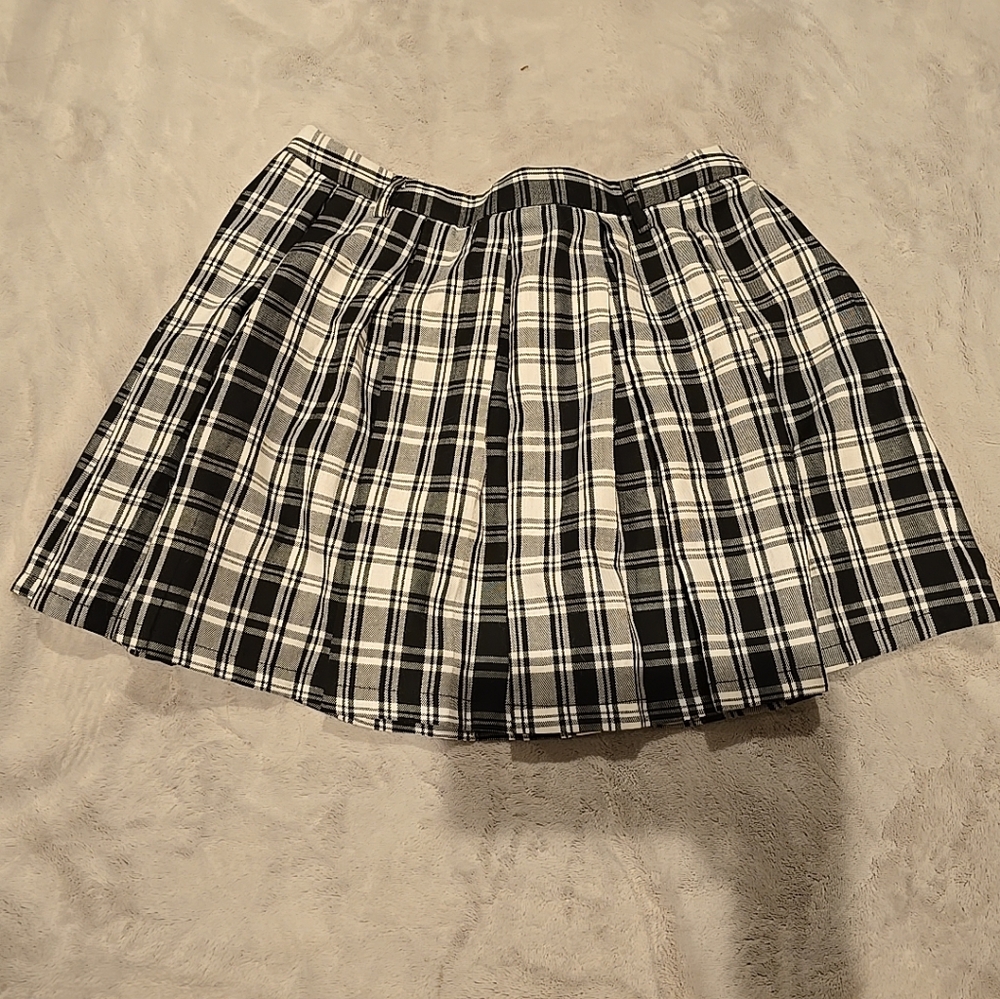 Hot Topic‎ Black and White Pleated Shirt